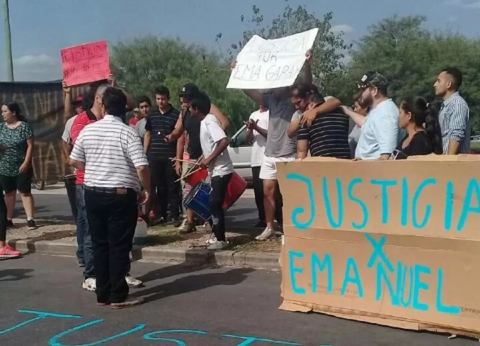 PEDIDO DE JUSTICIA. Vecinos marcharon hasta la Escuela de Policía riojana. minutouno 