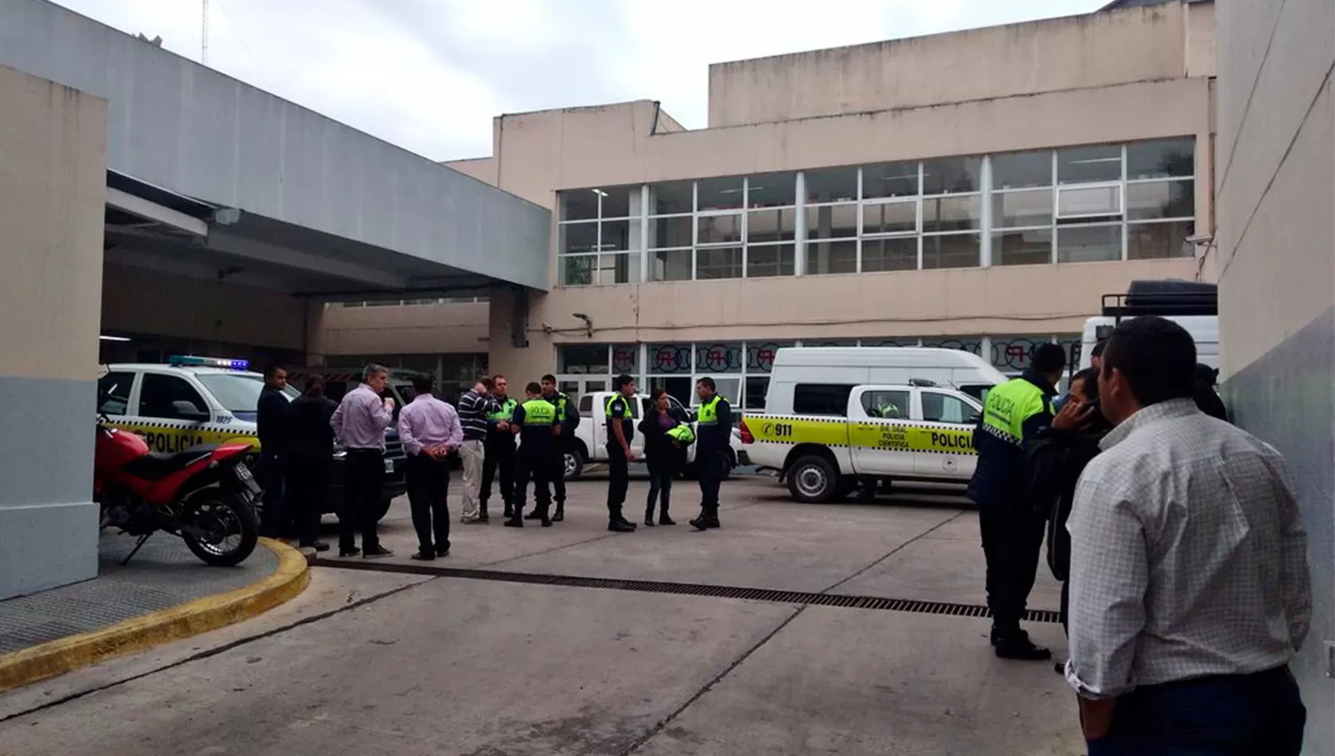 CONSTERNACIÓN. Policías se concentraron en el Hospital Padilla luego de conocer el caso. FOTO TOMADA DE TWITTER.COM/JOSECITORS