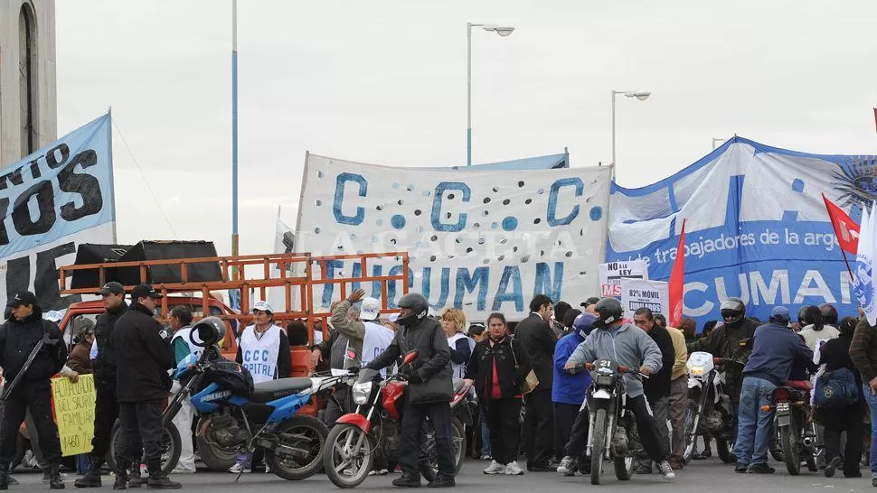 Con cortes y marchas, arrancan las paritarias en Tucumán
