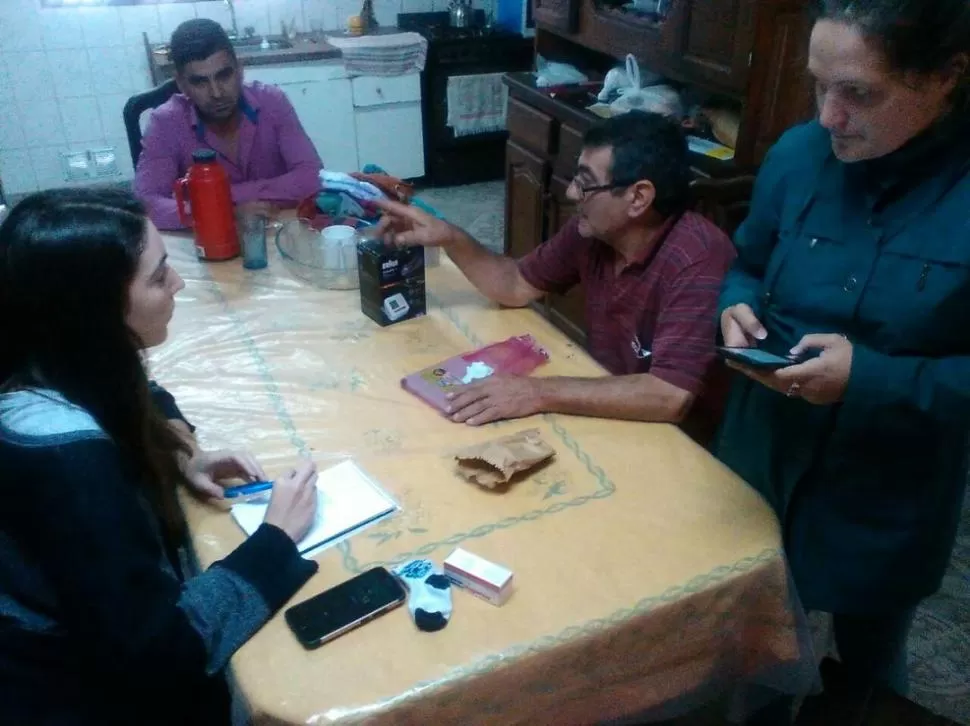 REUNIDOS. La familia Gómez relata los sucesos de ayer a la madrugada.   