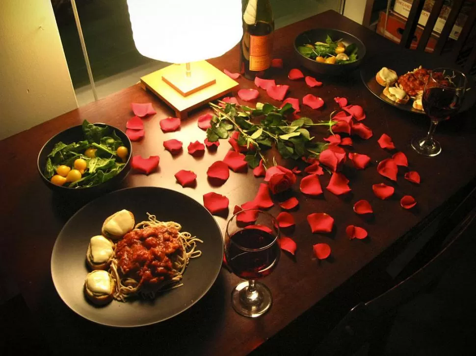 AMBIENTE. Además de la comida, la clave de una cena romántica es la ambientación de la mesa y un buen vino. 