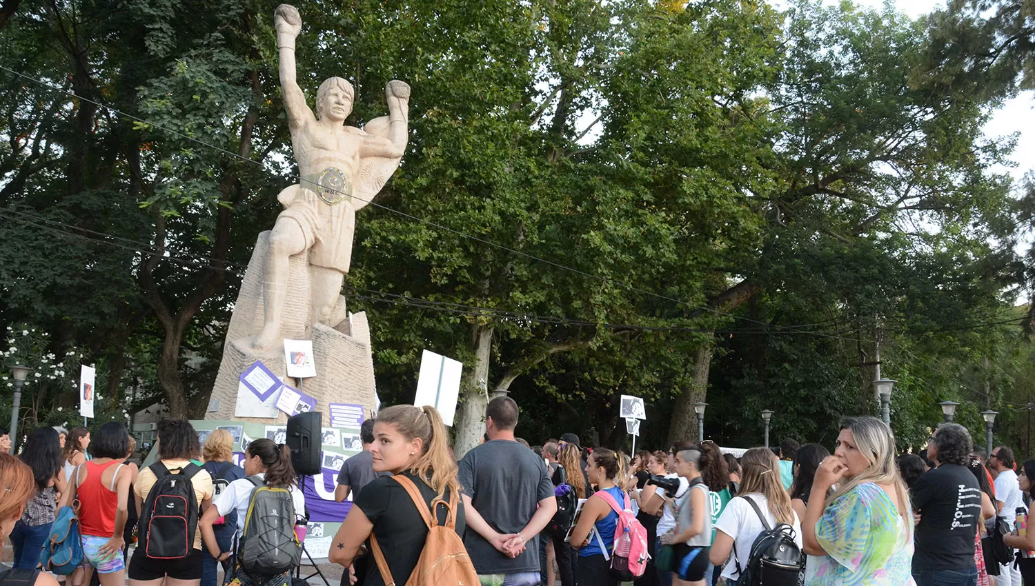 Un centenar de mujeres se concentraron en los alrededores del monumento a Monzón. TÉLAM