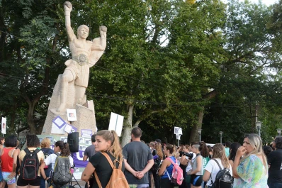 Ni Una Menos realizó una protesta en el monumento a Carlos Monzón a 30 años del crimen de Alicia Muñiz