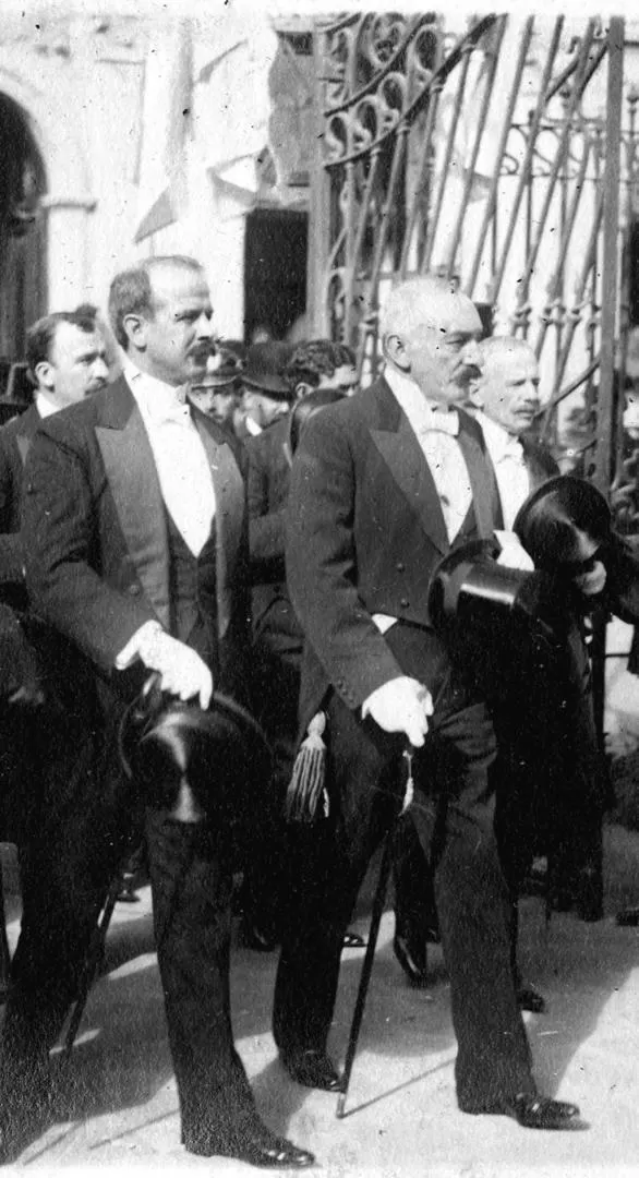 ERNESTO PADILLA. A la izquierda, junto al presidente Roque Sáenz Peña, entran en la Casa Histórica en julio de 1913. 