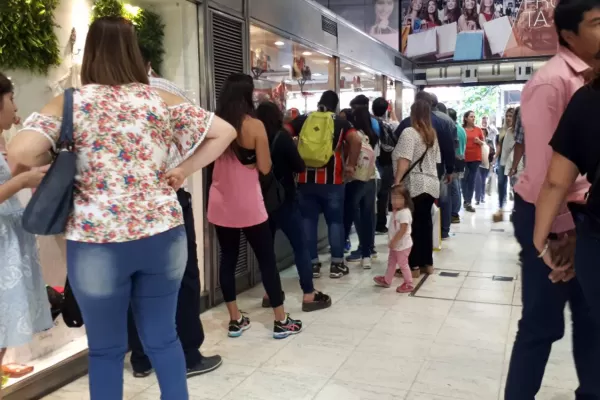 Flores y bombones: los enamorados hicieron largas filas en los comercios para comprar regalos por San Valentín