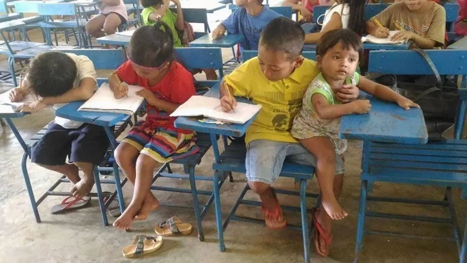 Justin y su hermana de un año en la escuela en Filipinas. 
