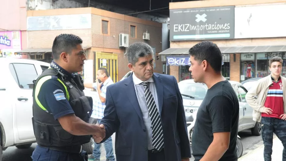 ACOMPAÑANDO A LAS FAMILIAS. El jefe de Policía, comisario José Díaz, junto a familiares del sargento Peralta. la gaceta / foto de héctor peralta 