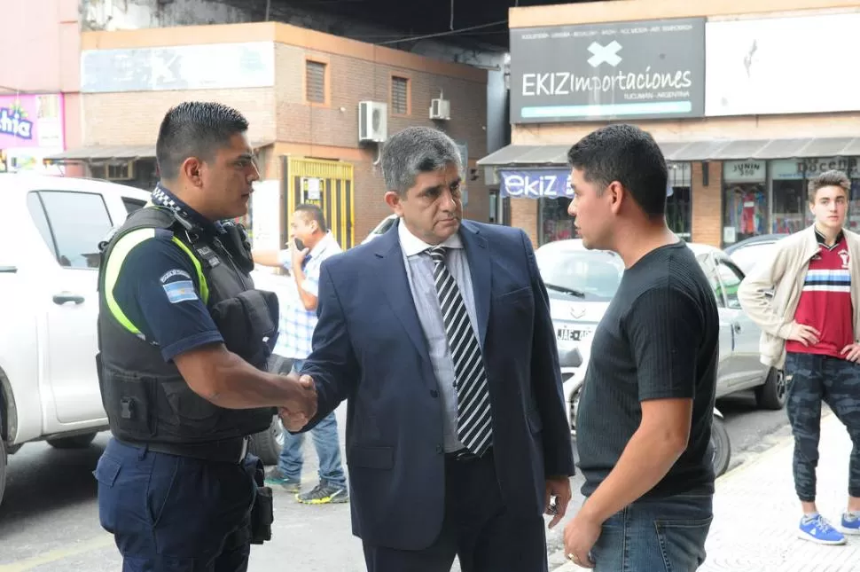 ACOMPAÑANDO A LAS FAMILIAS. El jefe de Policía, comisario José Díaz, junto a familiares del sargento Peralta. la gaceta / foto de héctor peralta 