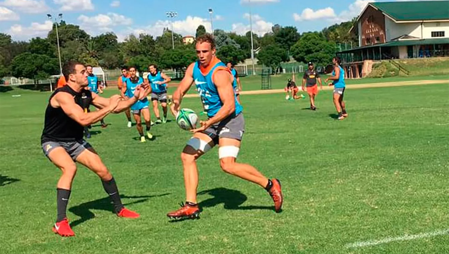 TODO LISTO. Los Jaguares entrenaron fuerte de cara al gran debut de cara al Super Rugby (@JaguaresAR)
