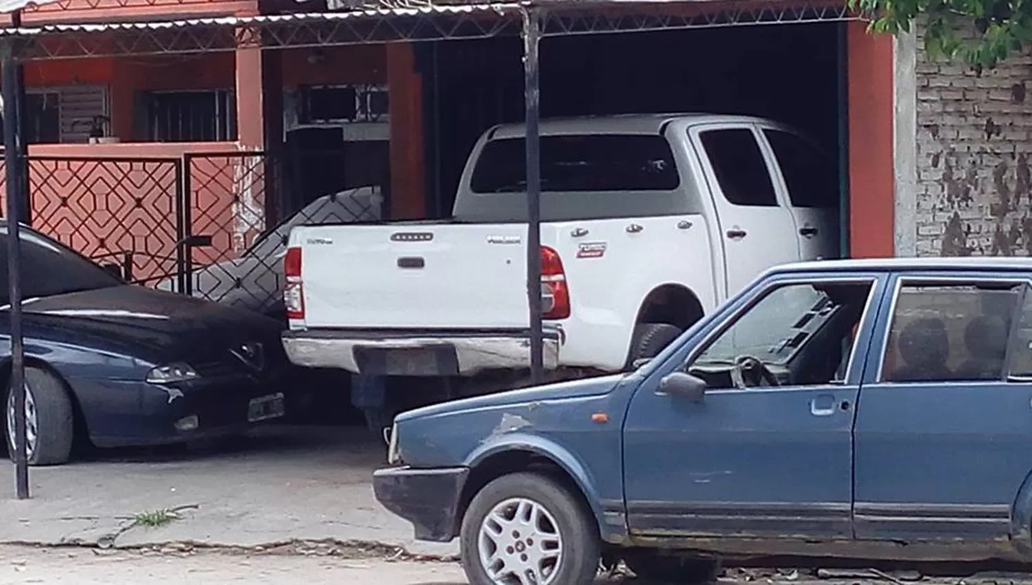 La camioneta blanca fue hallada en una vivienda del barrio Roca.