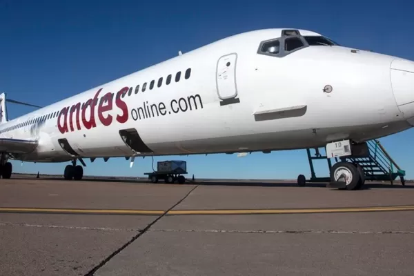 Un vuelo de Andes no pudo llegar a destino y mandó en colectivo a sus pasajeros