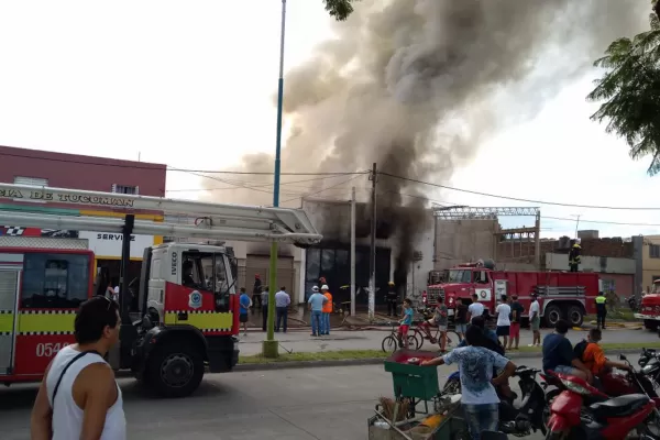 Video: gran incendio en un depósito de productos para bebés