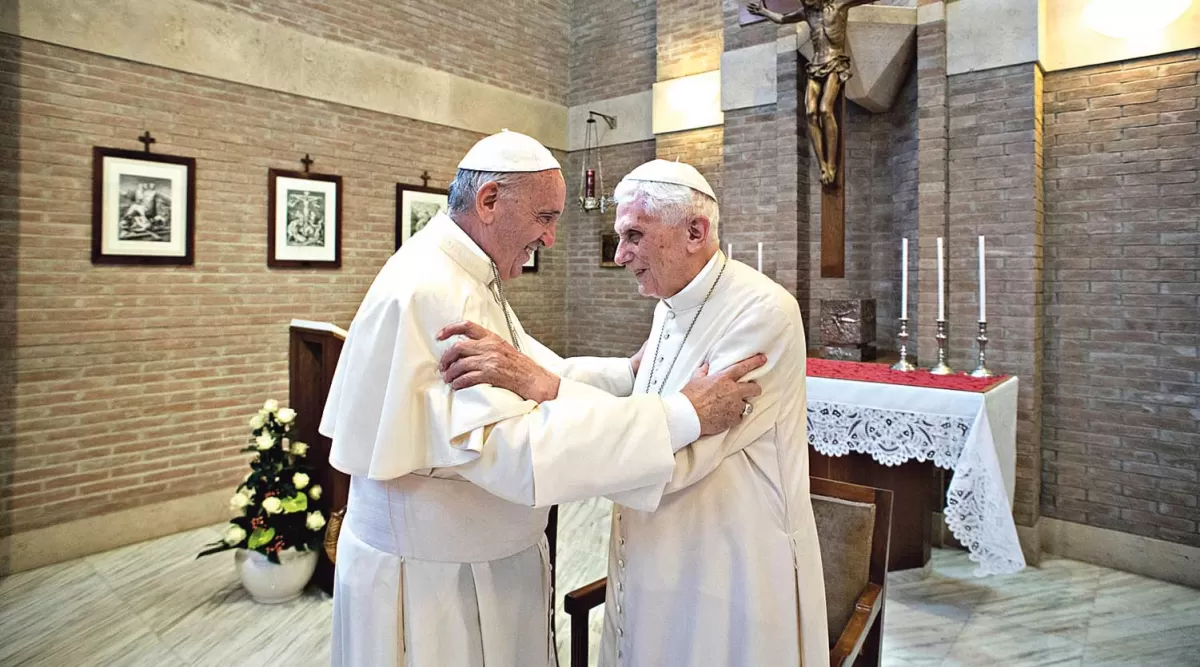 CON BENEDICTO. Francisco, en enero, con su antecesor. El Vaticano negó un reporte de salud sobre Ratzinger.