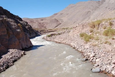 Dos mujeres se subieron al techo de su auto para salvarse de una crecida en San Juan