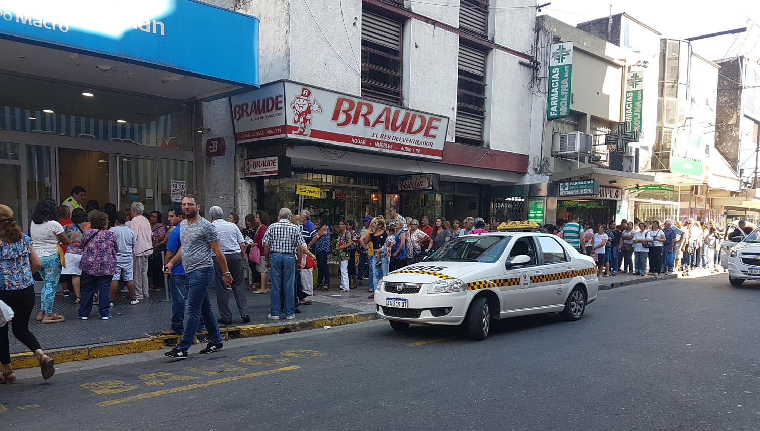 Las interminables colas de gente en los bancos se adueñaron de la ciudad tucumana. LA GACETA.