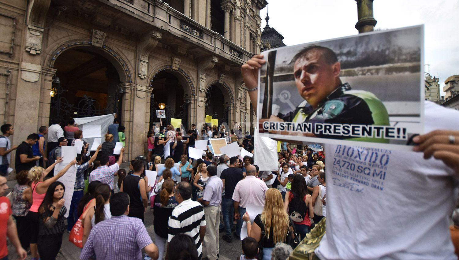 MARCHA Y PROTESTA. Familiares de policías caídos exigieron justicia y seguridad. ARCHIVO LA GACETA / FOTO DE OLVALDO RIPOLL