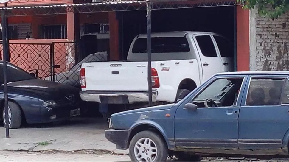 EL PRIMER PASO. La camioneta Toyota blanca fue ubicada en un taller de chapa y pintura de Aguilares.  