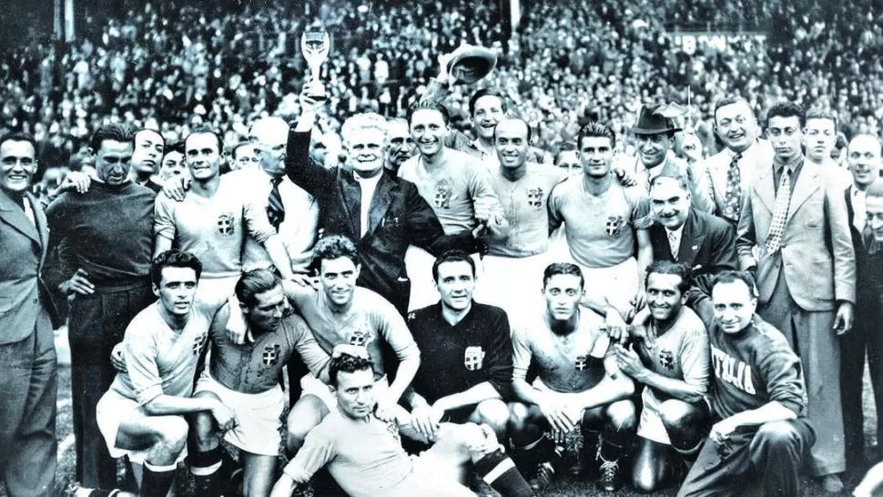 RECUERDO. El DT italiano y sus jugadores posaron con la Copa (izquierda). Tras consagrarse ante Checoslovaquia (abajo), el plantel “Azzurro” le dedicó la victoria a Mussolini realizando el saludo fascista. fotos de archivo