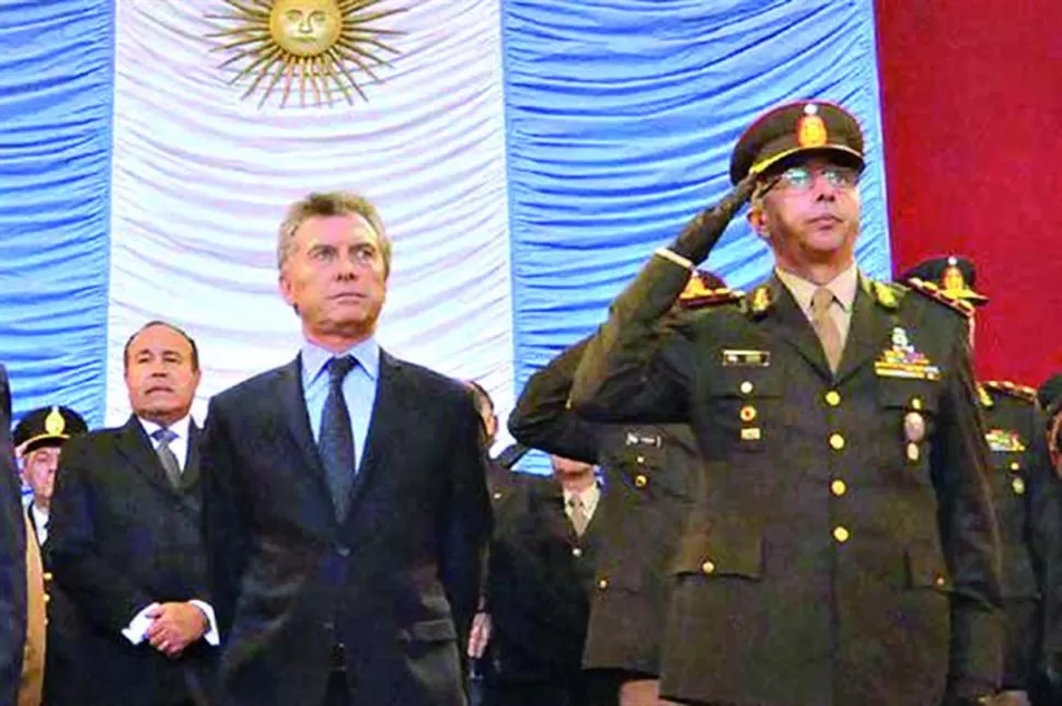 DESPLAZADO. Suñer (junto a Macri) dejó de ser el jefe del Ejército. archivo