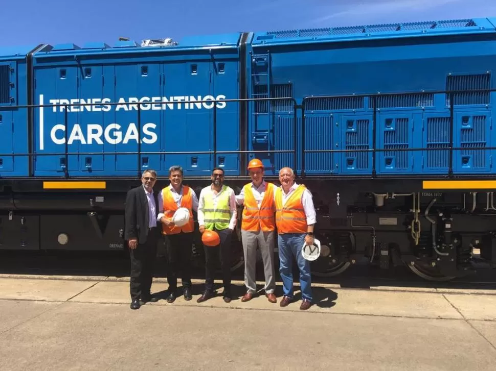 CERO KILÓMETRO. Funcionarios del Plan Belgrano y de Trenes Argentinos Cargas posan junto a una de las máquinas. plan belgrano