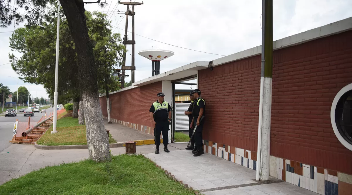 Allanamiento a hoteles alojamientos por el crimen de los policías. LA GACETA / Analía JARAMILLO