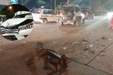 Dos camionetas chocaron en la esquina de Mate de Luna y Colón