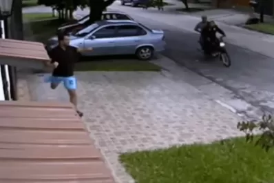 Video: un hombre intentó escapar de dos asaltantes pero no pudo evitar que le robaran el celular en el Barrio Alperovich