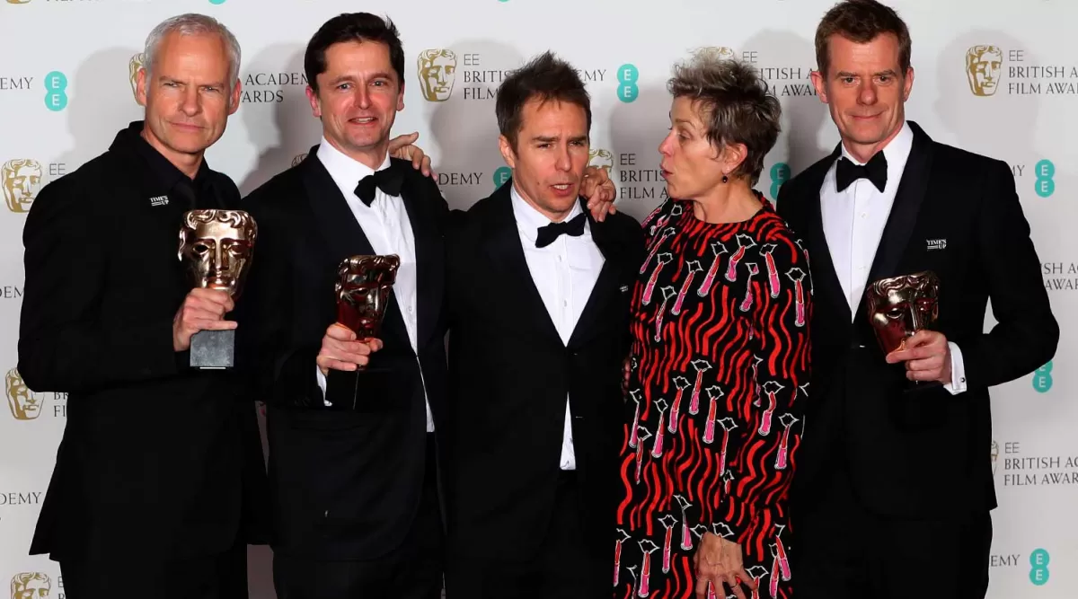 Martin McDonagh, Peter Czernin, Sam Rockwell y Graham Broadbent posan con Frances McDormand, tras recibir sus premios por 'Tres anuncios por un crimen. (reuters)