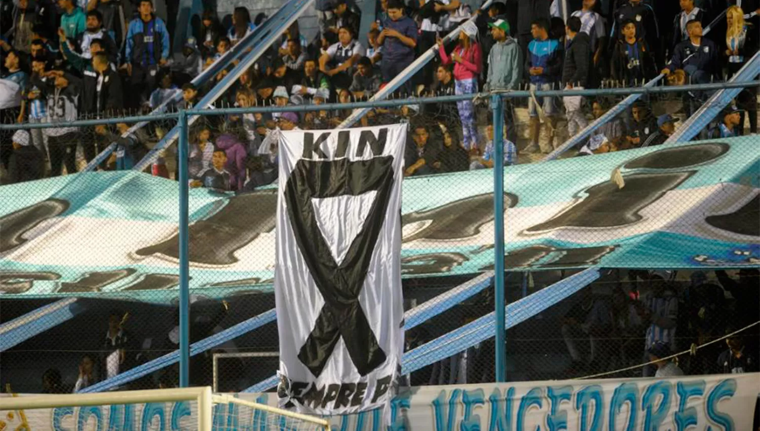 EN LA CANCHA. La Inimitable homenajeó a Kin durante un partido oficial de Atlético. FOTO ARCHIVO