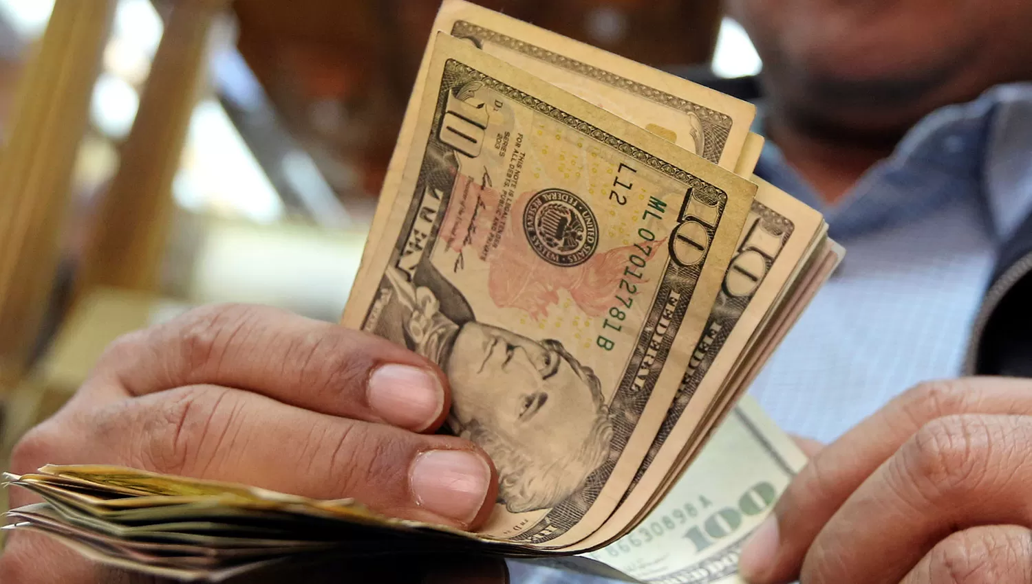 El dolar tuvo otra suba durante el primer día del paro bancario. REUTERS