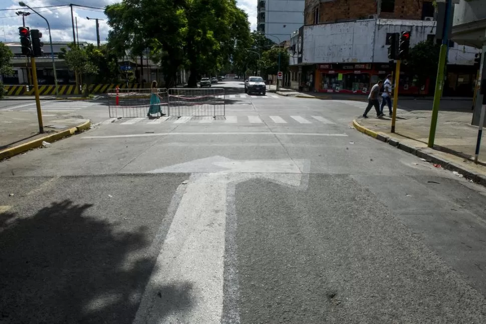 HACIA LA DERECHA. El semáforo y una gran flecha blanca en el pavimento advierten el sentido de circulación. la gaceta  / FOTOsDE JORGE OLMOS SGROSSO
