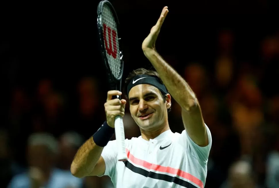 ARRIBA LAS PALMAS. Federer aplaude al público en Rotterdam. El suizo hizo que todo el mundo del deporte quedara con las manos rojas de tanto aplaudirlo a él. reuters 