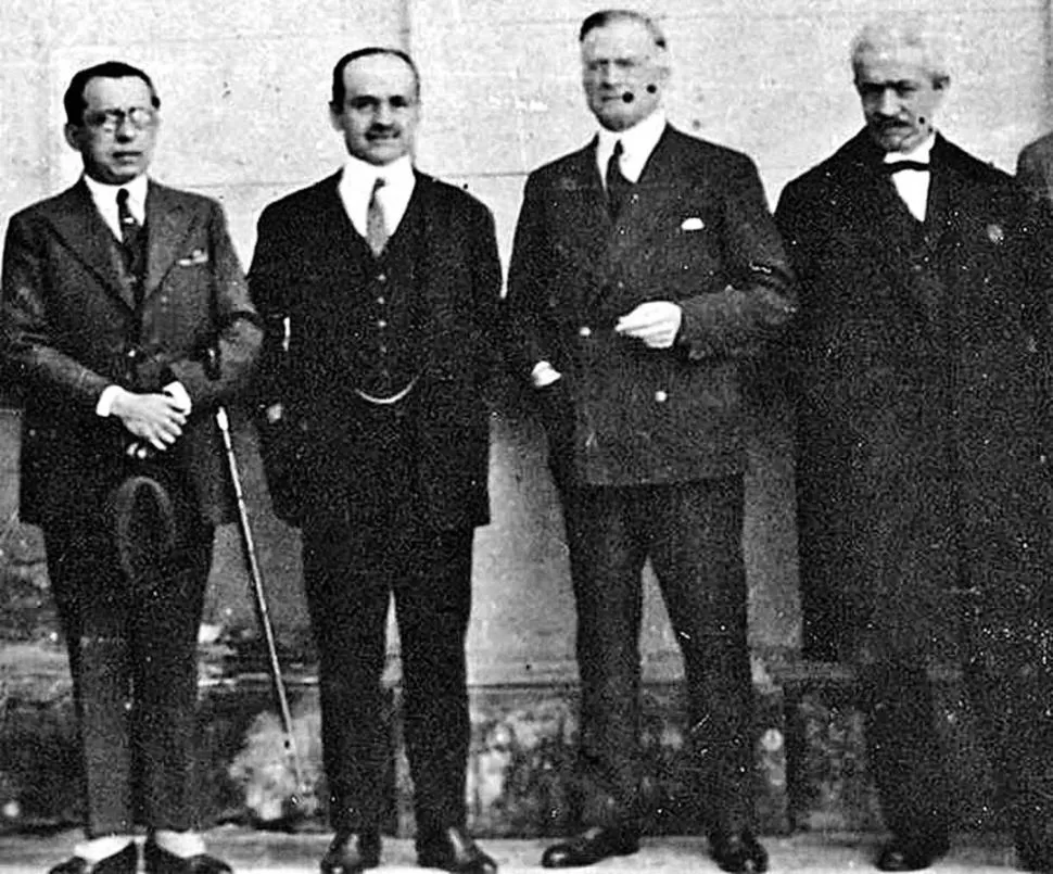 JUAN B. TERÁN. Es el segundo de la izquierda, después de Miguel M. Campero. A la derecha, José G. Sortheix y Miguel Lillo. 