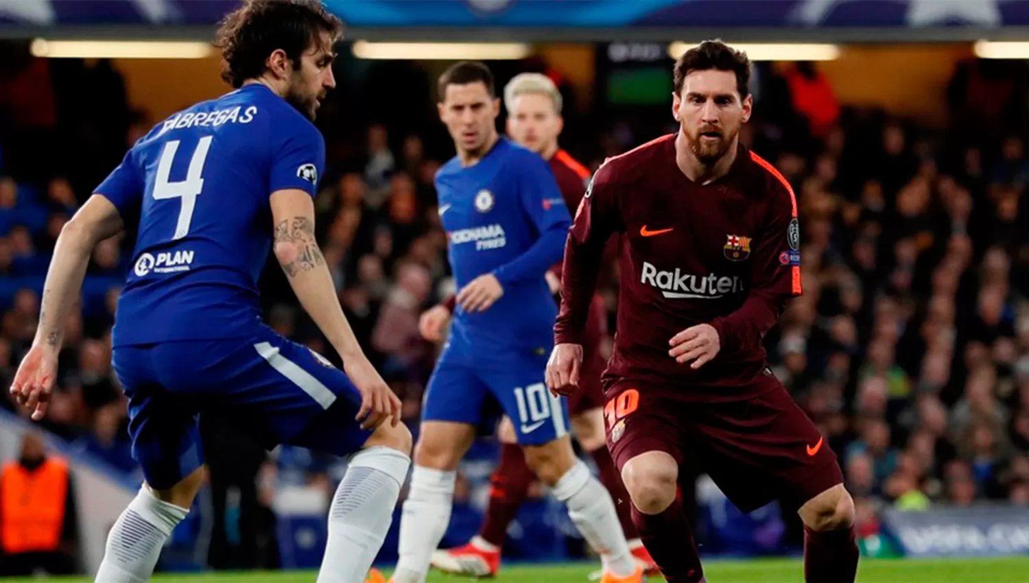 MANO A MANO. Messi intenta ser protagonista en Barcelona durante la visita a Chelsea. (OLÉ)