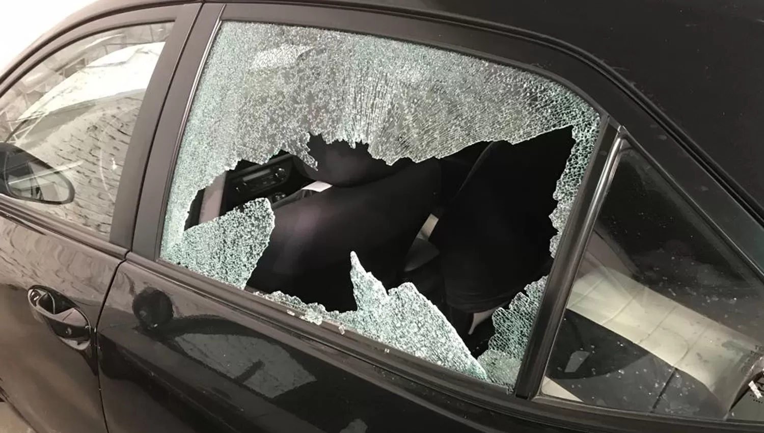 Así quedó el vidrio del auto de Víctor Ríos luego de un intento de robo. FOTO ENVIADA POR VÍCTOR RÍOS.