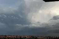 Increíble video: una silueta humanoide apareció en el cielo tucumano