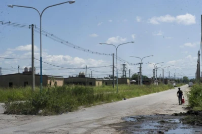 La avenida principal del barrio 250 Viviendas está a oscuras desde hace cinco años