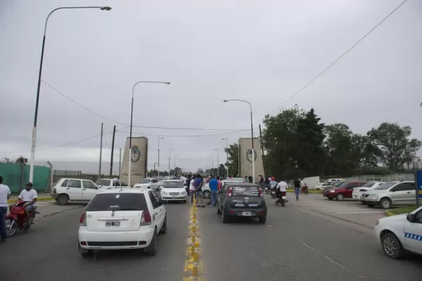 El Gobierno acordó brindar más seguridad a taxistas