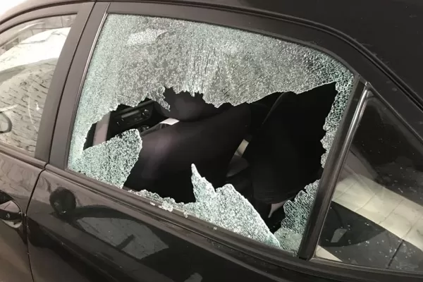 Inseguridad en las cuatro avenidas: rompen vidrios de autos para robar mientras esperan en el semáforo