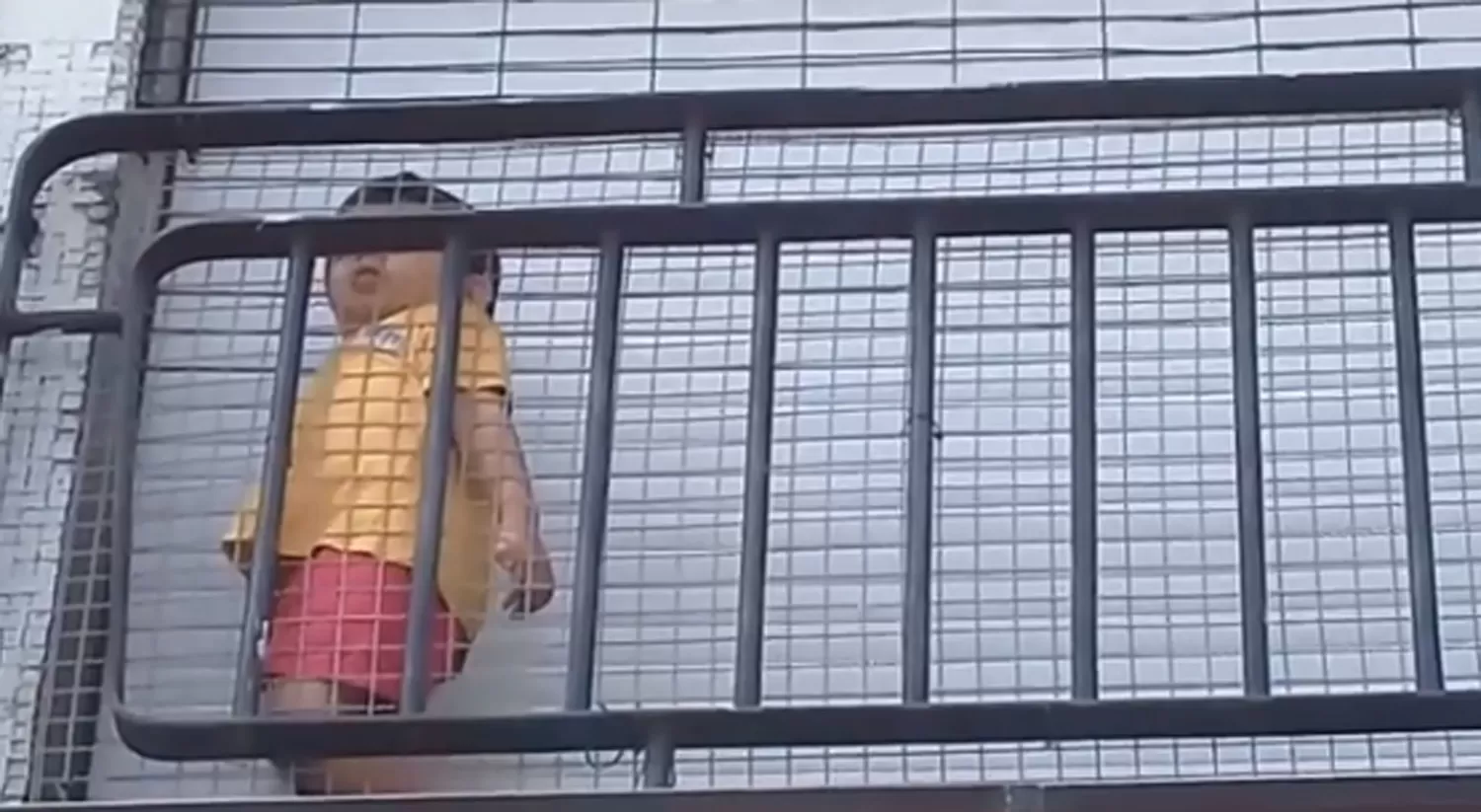 INDIGNANTE. El nene de tres años encerrado en el balcón. CAPTURA DE FACEBOOK 