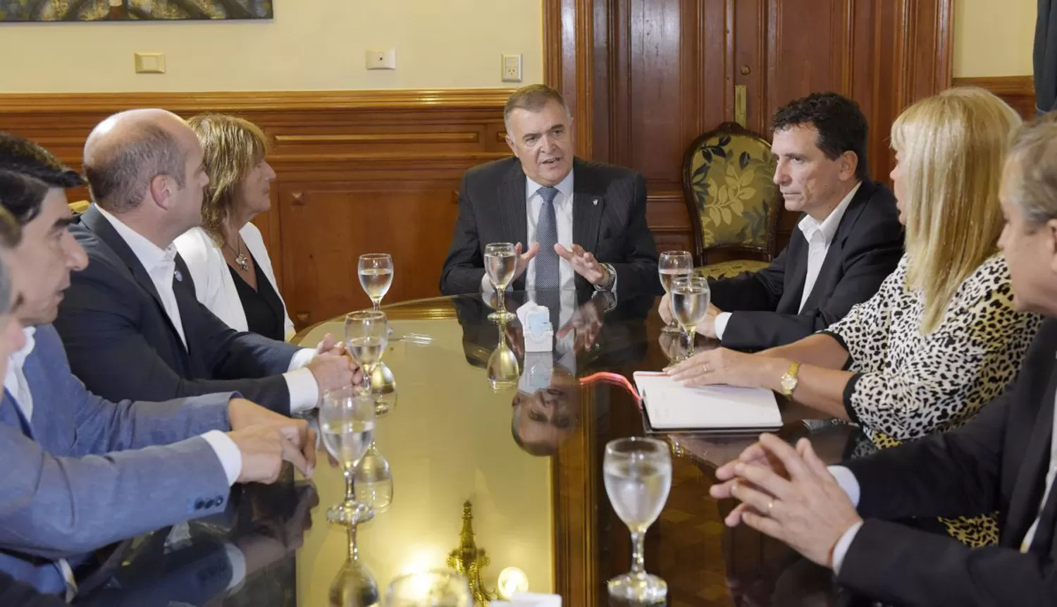 REUNIÓN. Participaron el vicegobernador, Osvaldo Jaldo; funcionarios del gobierno y empresarios del rubro.
