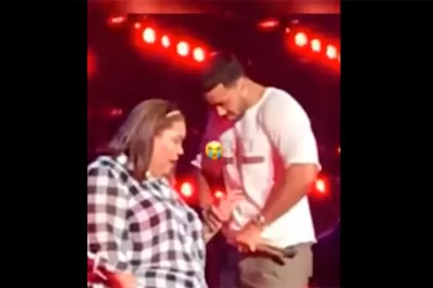 Video: Romeo Santos hizo que una fan le acaricie los genitales en medio del escenario