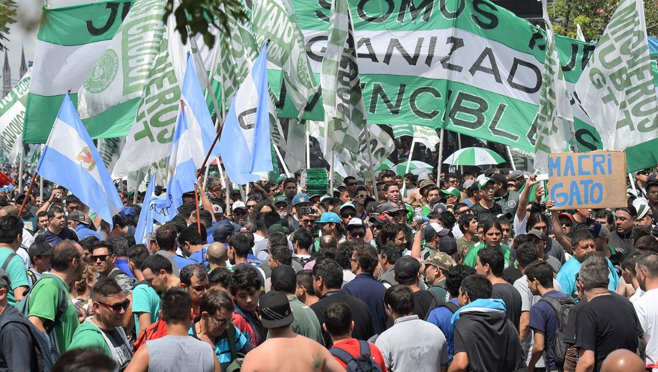 MULTITUDINARIA. Los manifestantes llegan a la avenida 9 de Julio y Belgrano en Capital Federal, FOTO TÉLAM.