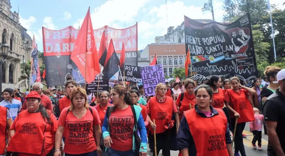 EN LA PLAZA. En Tucumán repercutió la marcha convocada por Moyano twitter @fpdstuc