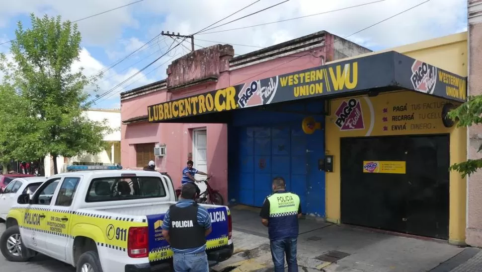 NEGOCIOS VINCULADOS. Los asaltantes entrraron por el negocio de lubricantes para atacar al propietario. la gaceta / fotos de Osvaldo Ripoll