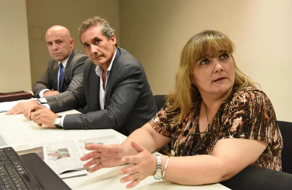 RECLAMO. Los abogados Varela Soria (izquierda) y Biagosch, y Estela Albornoz (denunciante) relatan su versión. la gaceta / Foto de José Nuno