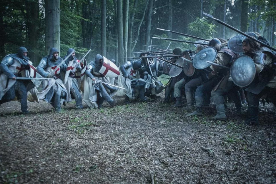 PUESTA EN ESCENA. Parafernalia medieval de combate en pleno bosque. prensa canal History