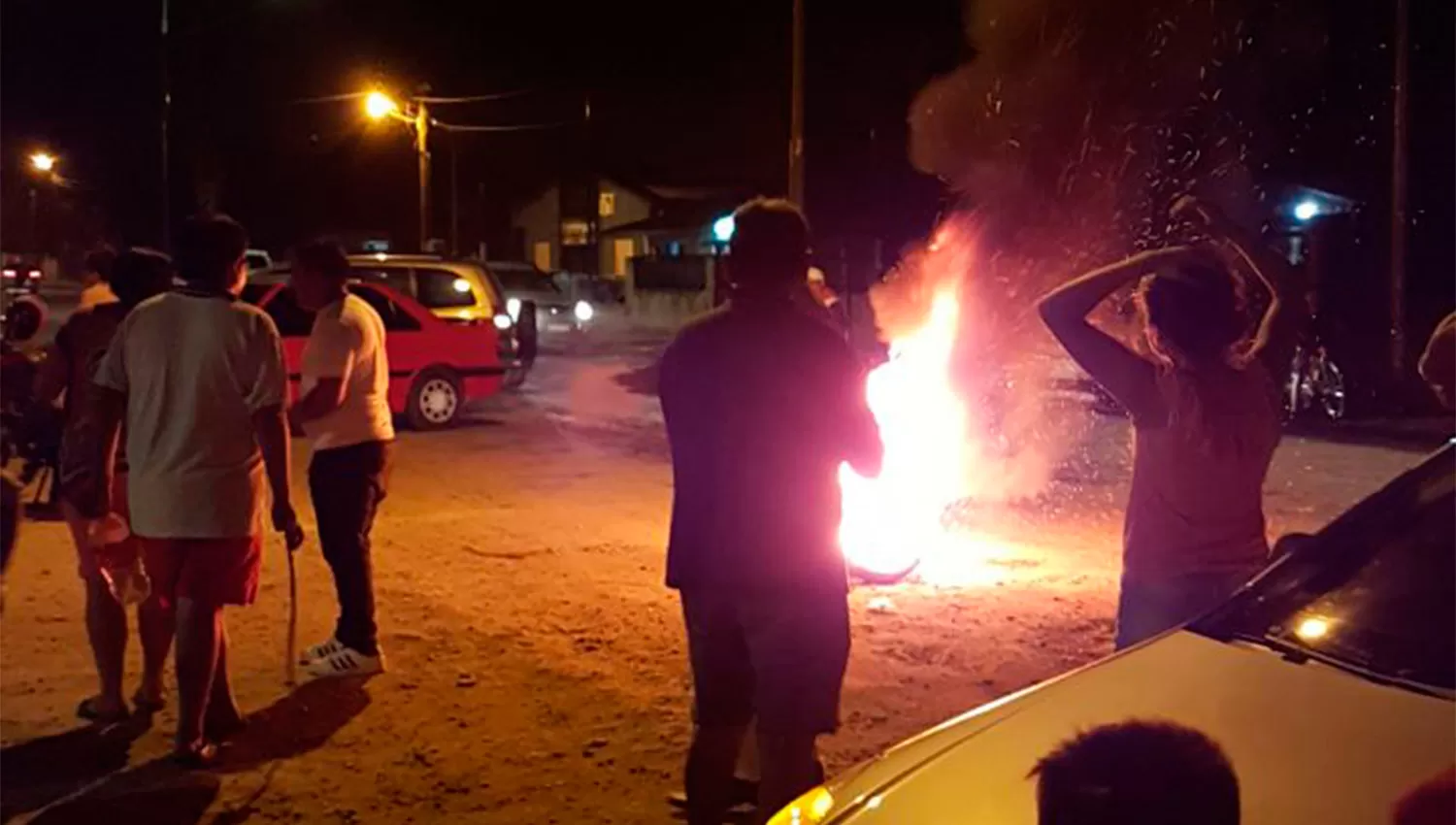 MALESTAR. Los vecinos salieron a protestar en la ruta para intentar ser escuchados.