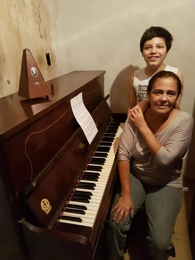 EMULANDO A BEETHOVEN. Elías estrenó su piano con temas como “Para Elisa” y otros de su ídolo musical. FOTO GENTILEZA DE ROCÍO ALÍ