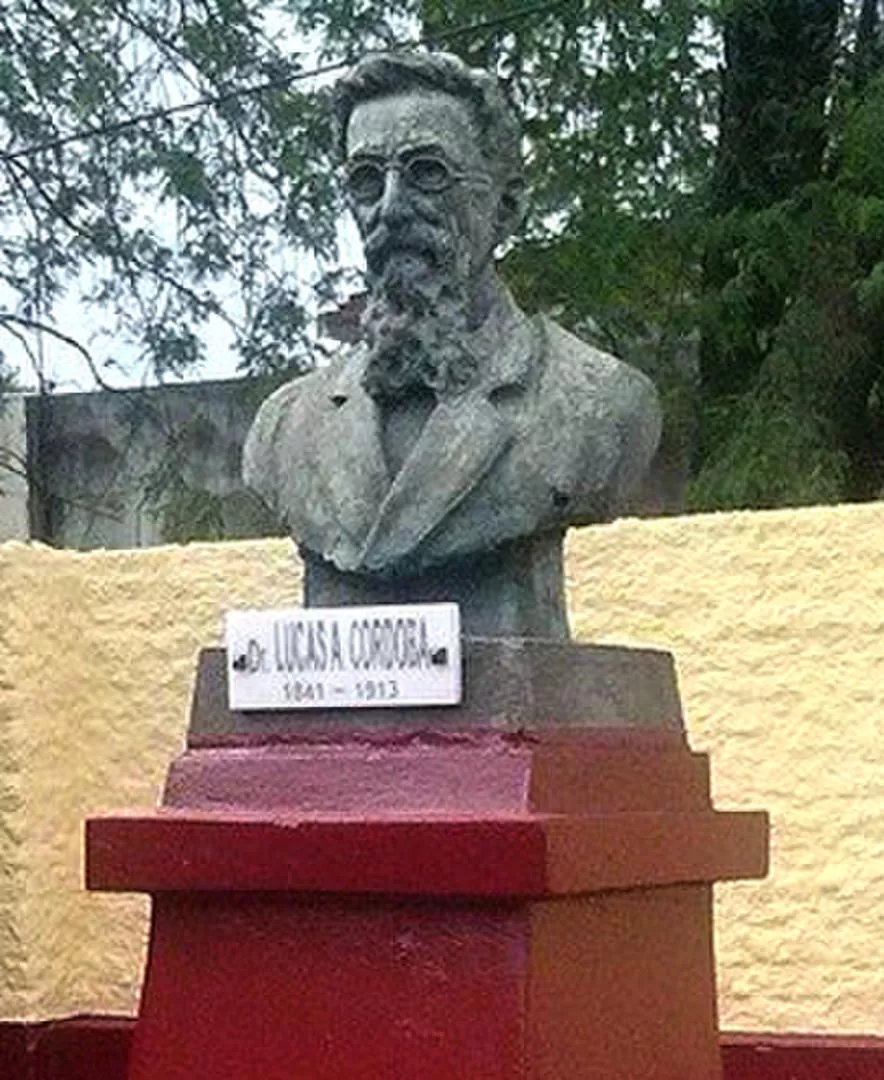 GOBERNADOR LUCAS CÓRDOBA. Busto en el patio de la escuela que lleva su nombre. 